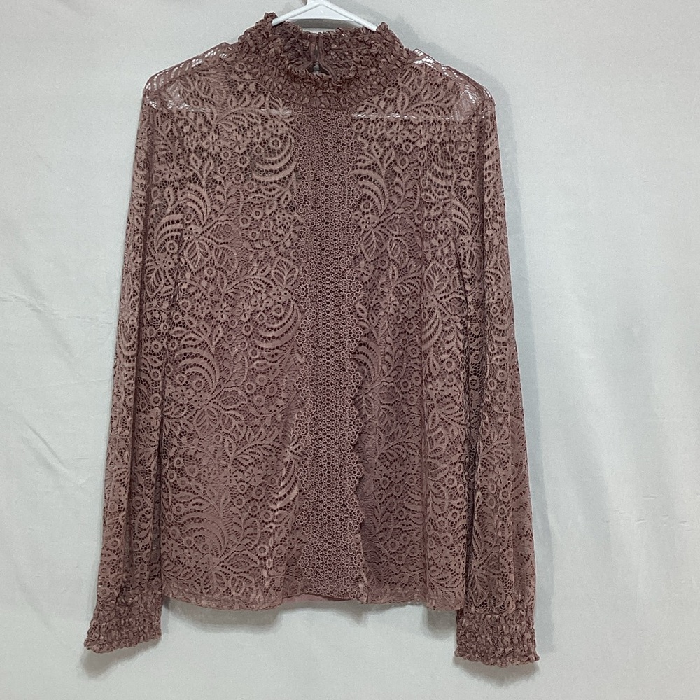 Cable & Gauge Mauve large tank covered by Lace Long Sleeve blouse